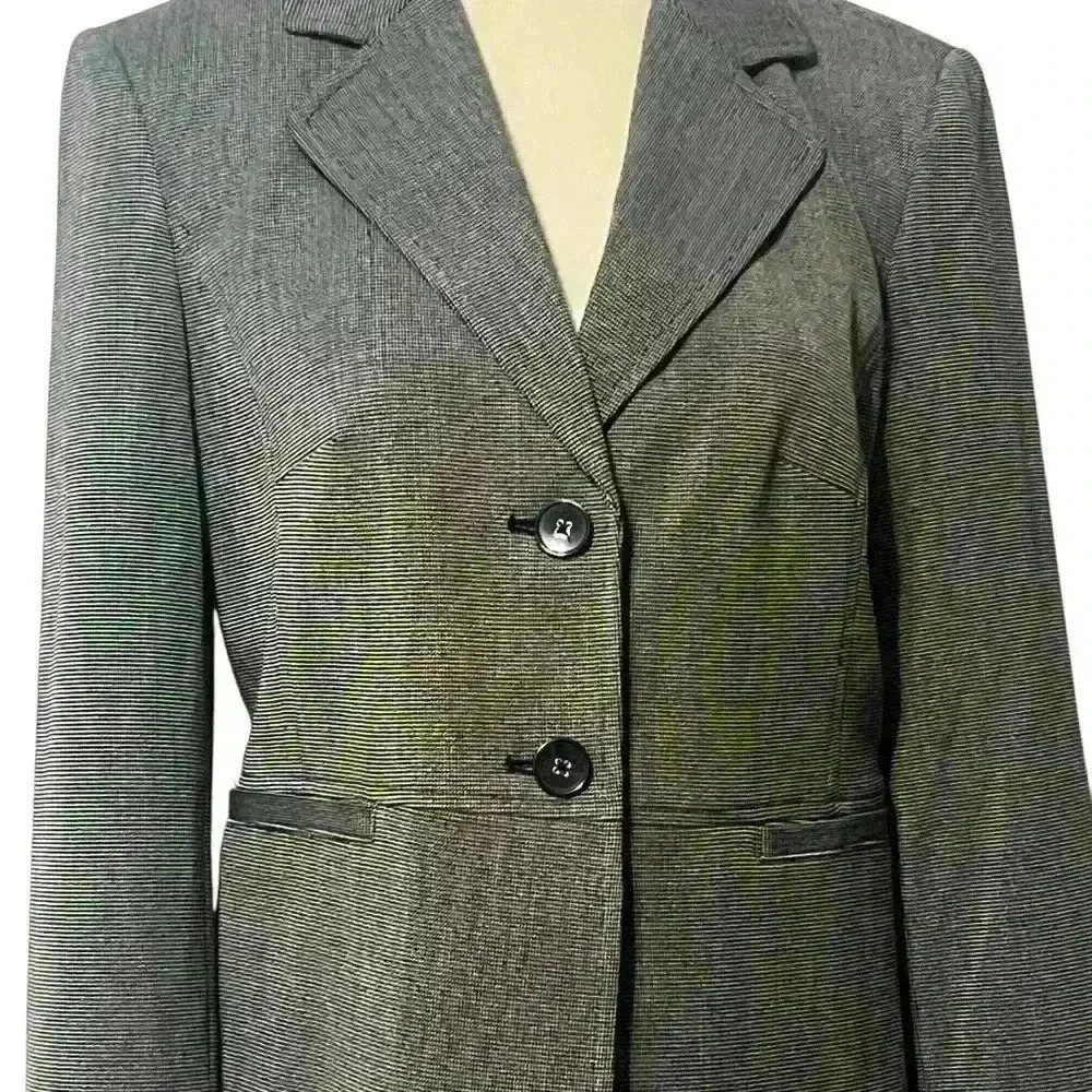 Charter Club Women’s size 6 black and white the Blaise’s, black buttons. Classic - Picture 2 of 10
